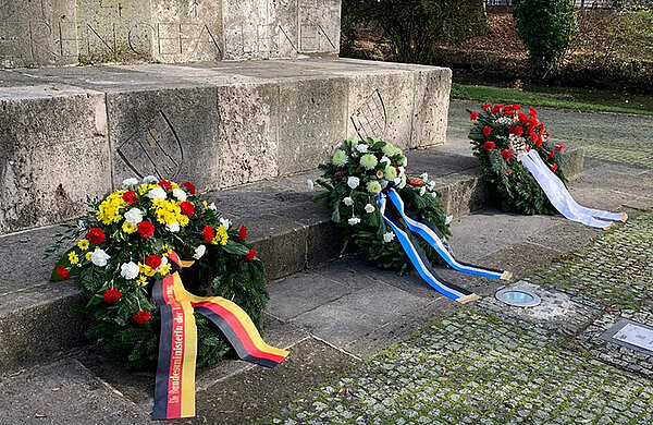 Drei Gedenkkränze
