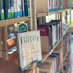 Buch in einem Bücherregal