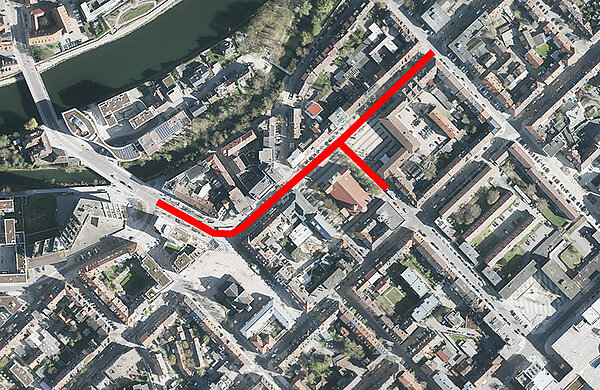 Luftbild der Neu-Ulmer Innenstadt mit rot markierter Sperrung der Ludwigstraße und Augsburger Straße
