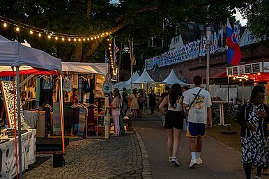 Donaufest-Besucher schlendern über die Marktstände