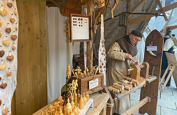 Ein Marktstand mit einem Drechsler