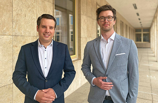 Foto von Felix Tenkhoff (rechts) zusammen mit Dezernent Ralf Mager