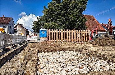 Bauarbeiten mit Baugrube am künftigen Stadtteilplatz in Pfuhl