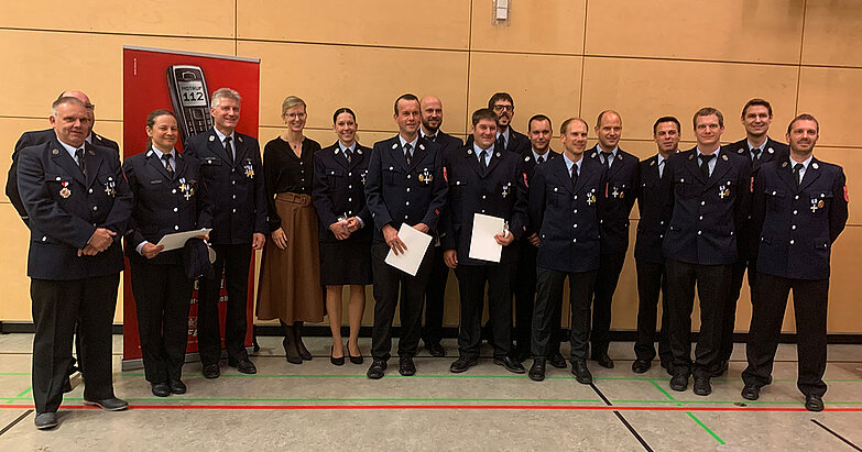 Gruppenfoto mit den ausgezeichneten Feuerwehrleuten