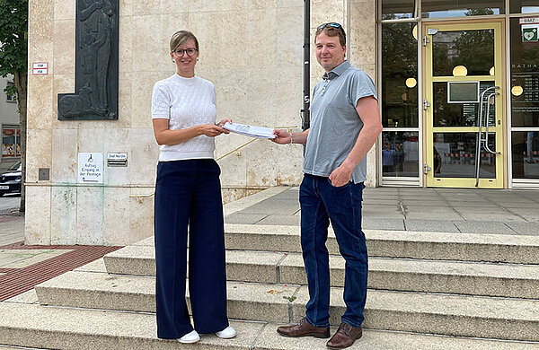 Dr. Marc Jarczok aus Jedelhausen übergibt die Unterschriften an die Oberbürgermeisterin