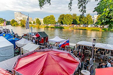 Blick von Ulm auf die Marktstände des Donaufestes sowie das Neu-Ulmer Donauufer