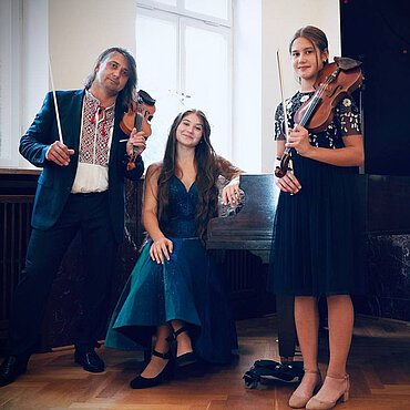 Das Klimas Trio: Violinspieler Oleksandr Klimas mit seinen Töchtern Dascha (am Klavier) sowie Aleksandra (ebenfalls mit Violine)