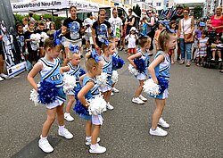 Eine Gruppe von jungen Cheerleaders bei einer Vorführung vor Publikum