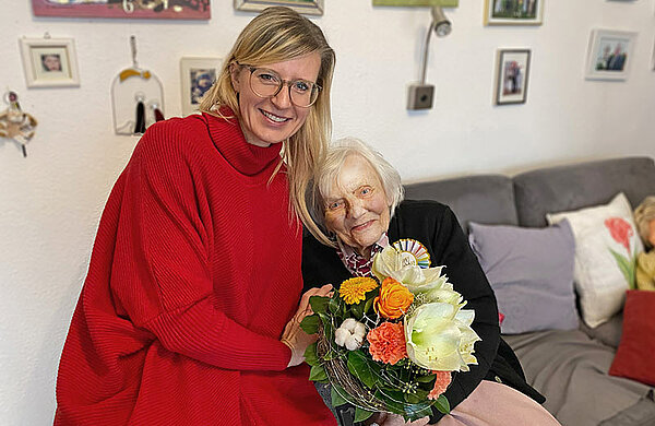 Neu-Ulms Oberbürgermeisterin Katrin Albsteiger überreicht der 101-jährigen Hildegard Wanda einen Blumenstrauß.