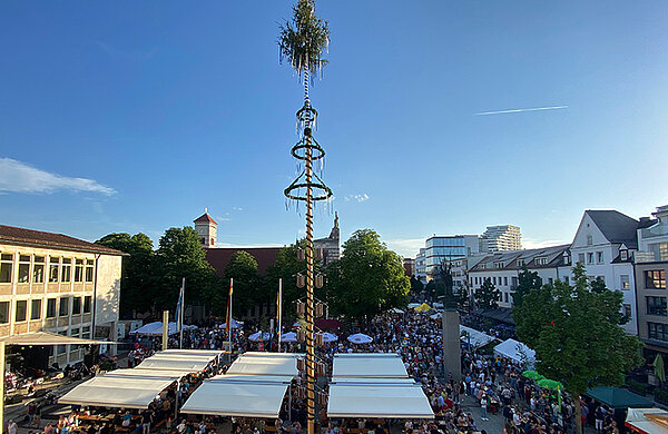 Blick von oben auf das Stadtfest-Geschehen auf dem Neu-Ulmer Rathausplatz und in der Augsburger Straße