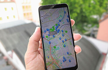 Smartphone-Bildschirm mit digitaler Karte mit Standorten der Neu-Ulmer Geschichtsstelen