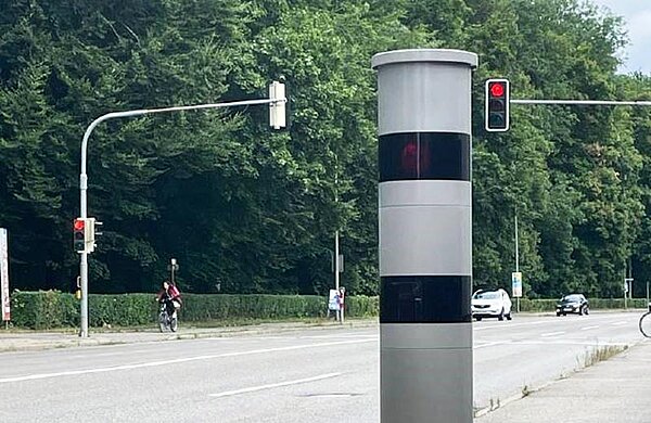 Blitzer an einer mehrspurigen Straße