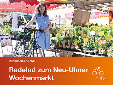 Eine Frau steht mit ihrem Fahrrad auf dem Wochenmarkt, darunter der Text: Radelnd zum Neu-Ulmer Wochenmarkt