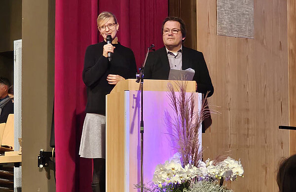 Oberbürgermeisterin Katrin Albsteiger spricht an einem Rednerpult ins Mikrofon.