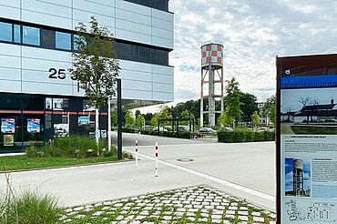 Hochschule Neu-Ulm mit Wasserturm im Wiley