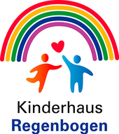 Logo Kinderhaus Regenbogen: Zwei stilisierte Figuren unter einem bunten Regenbogen mit rotem Herz