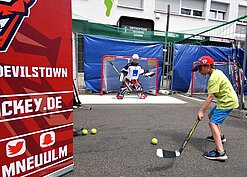 Zwei Kinder spielen Hockey