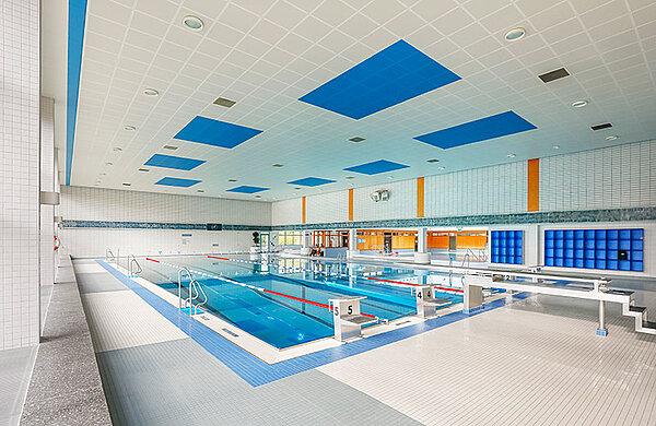 Schwimmbecken im Hallenbad