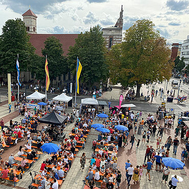 Fest mit Bestuhlung, Besuchern und Ständen auf dem Rathausplatz
