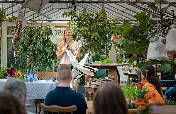 Oberbürgermeisterin Katrin Albsteiger spricht zu den Gästen der Abschiedsveranstaltung im Gewächshaus von Blumen Weimar.