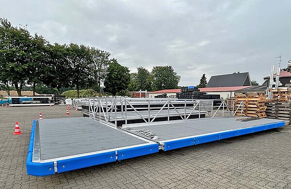 Im Bau befindlicher Schwimmsteg