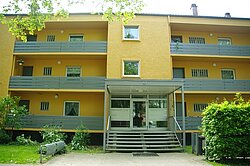 Seitenansicht des Gebäudes in der Schwabenstraße 47 in Neu-Ulm mit gelber Fassade und Balkonen