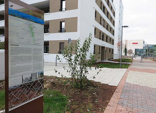 Stele mit Infotafel am Fuß- und Radweg