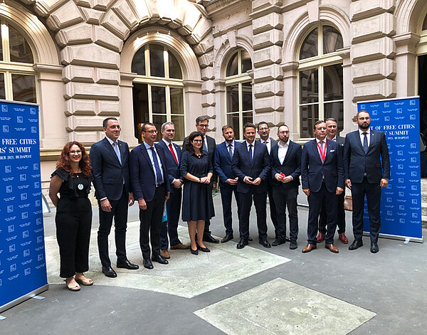 Gruppenfoto mit Vertretern der Mitglieder des "Pakt der freien Städte"