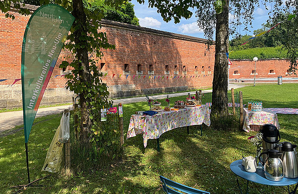 Picknick mit Buffettisch im Park
