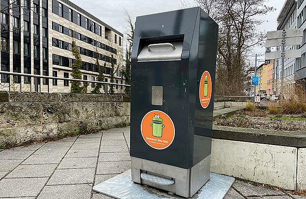 Abfallbehälter mit der Aufschrift "Sauberes Neu-Ulm"