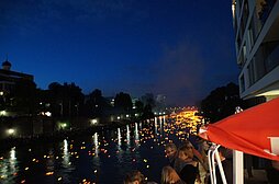 Foto von der Lichterserenade mit vielen kleinen bunten Lichtern auf der Donau