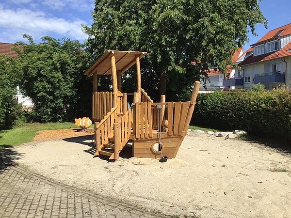 Spielschiff mit einer Rutsche, einem Kletternetz und einem Sandaufzug