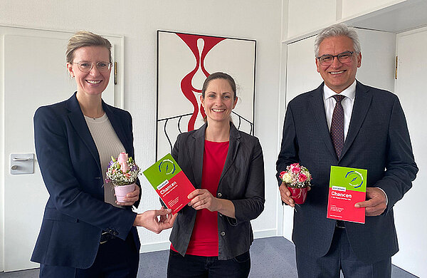 Anja Köpplin, Projektleiterin der vocatium Ulm/Neu-Ulm, übergibt das neue Messehandbuch an Oberbürgermeisterin Katrin Albsteiger und Oberbürgermeister Gunter Czisch. 