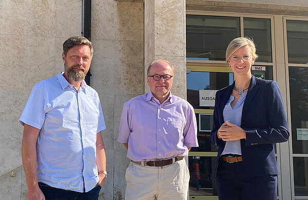Der neue und der bisherige Wirtschaftsförderer neben Oberbürgermeisterin Katrin Albsteiger vor dem Neu-Ulmer Rathaus