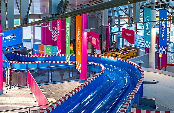 Blaue Rutsche im Donaubad Erlebnisbad