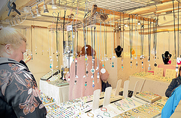 Marktstand mit Schmuck