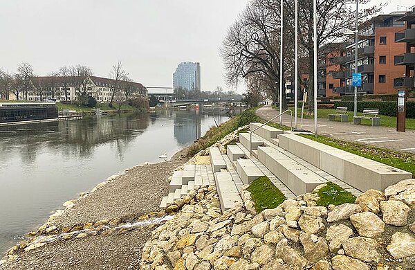 Uferbereich am Maxplatz mit Sitzstufen