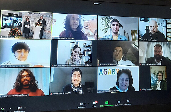 Ein Computerbildschirm zeigt die digitale Videokonferenz mit den Teilnehmerinnen und Teilnehmern.