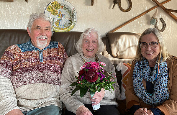 Bürgermeisterin Gerlinde Koch und das Ehepaar Jansa sitzen auf einer Couch