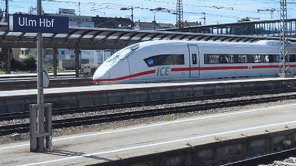 ICE an einem Gleis auf dem Ulmer Hauptbahnhof