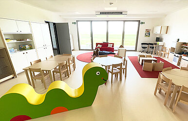 Kita-Gruppenraum mit Sitz- und Spielschlange