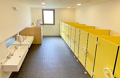 WC-Kabinen, Waschbecken und Wickelbereich