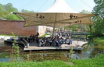 Open-Air-Konzert der Stadtkapelle auf der Veranstaltungsbühne im Glacis-Park