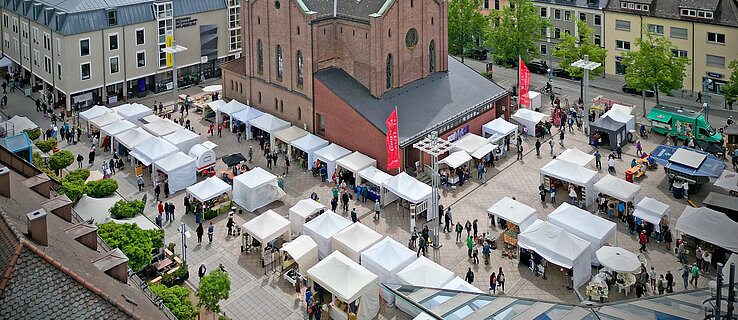 Marktstände und Markt-Besucher auf dem Petrusplatz