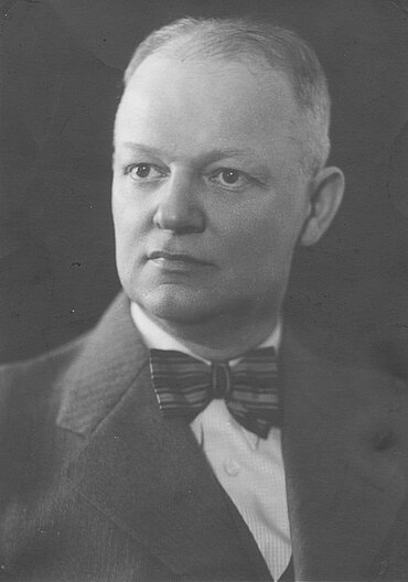 Schwarz-weiß-Portraitfoto von Ludwig Stoß