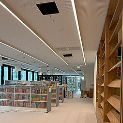 Mit Folie abgedeckte Bücherregale