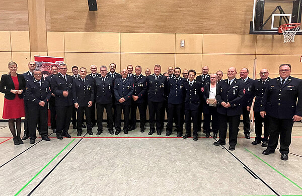 Gruppenfoto mit den ausgezeichneten Feuerwehrkameraden