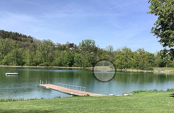 Die ältere der beid Pfuhler See mit Steg und Badeinseln