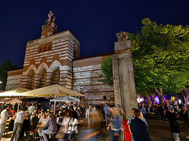Johannesplatz mit zahlreichen Besuchern des Stadtfestes