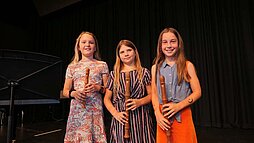 Drei Mädchen mit je einer Flöte